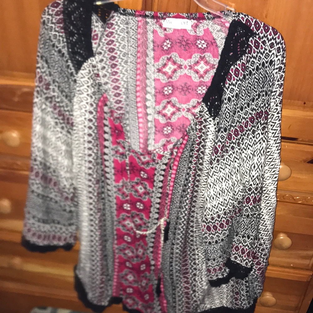 Blouse with front opening with tasles to tie